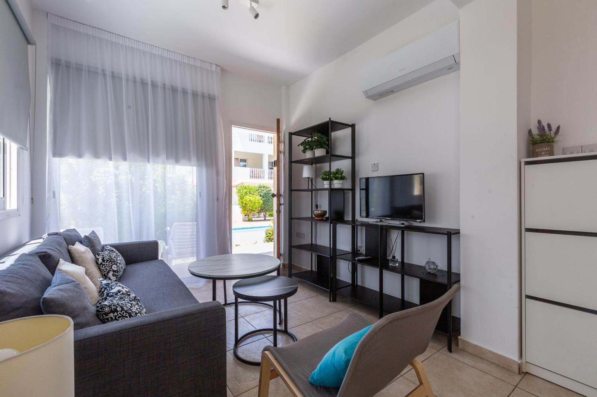 Beautiful One Bed Apartment In Пафос Экстерьер фото